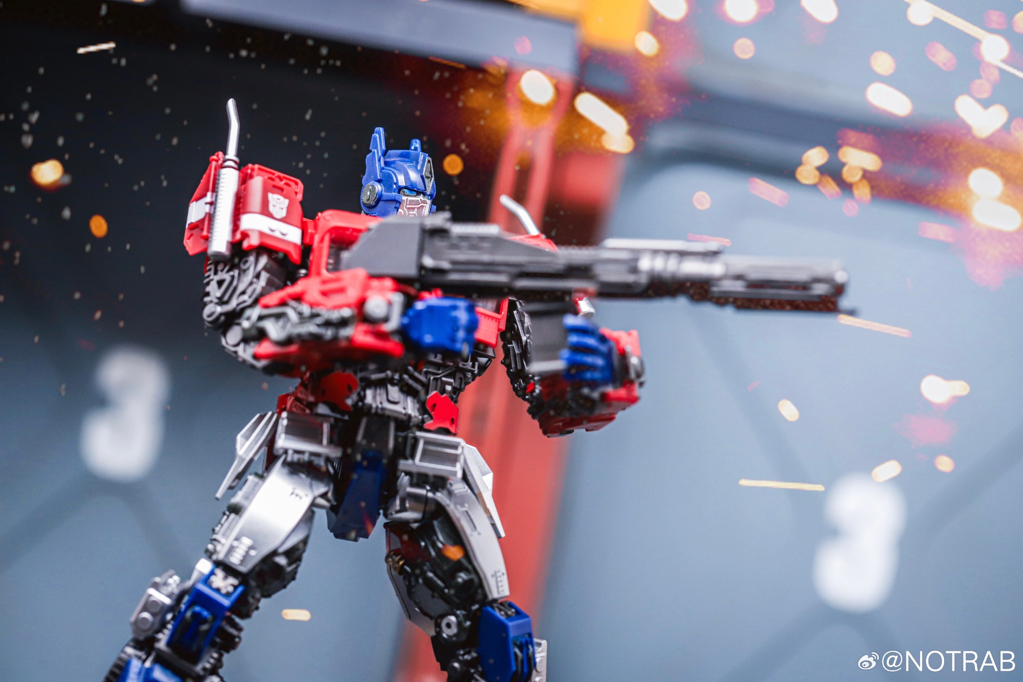 Hobbyboss Trumpeter - Kit Maquette Optimus Prime SK09, Pré-peint, Montage Sans Colle