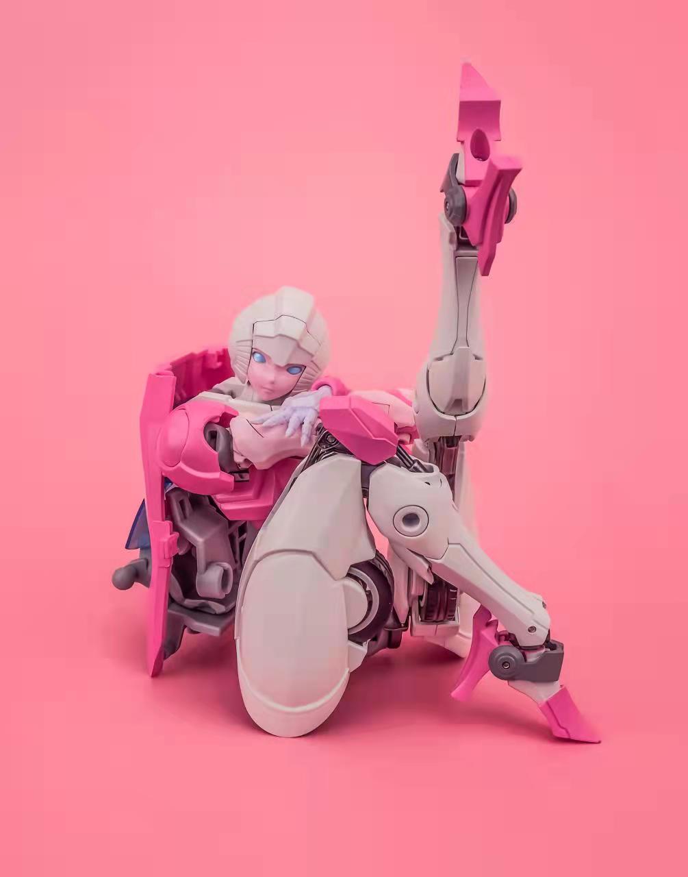 Sexy pose of arcee