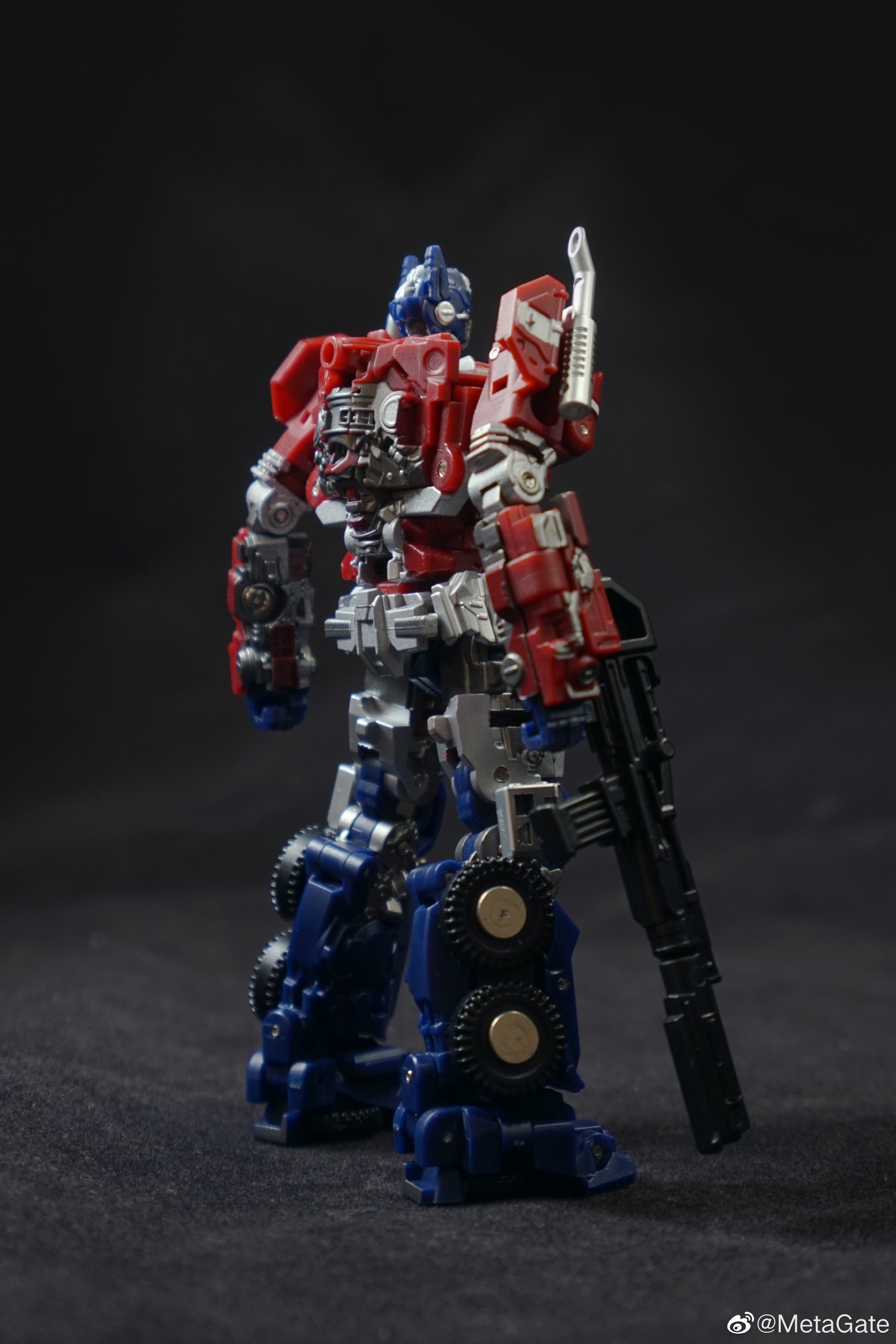 Premium MetaGate Optimus Prime Toy | Bombusbee